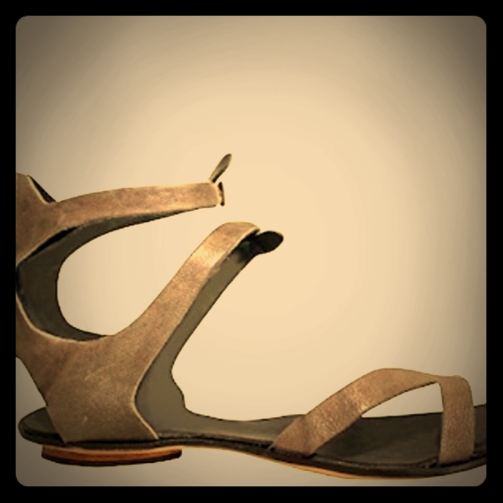 Cydwoq  pointed toe gladiator button sandles